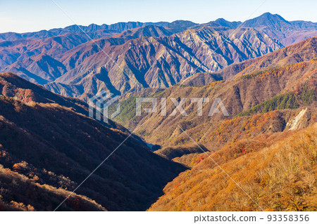 日本主要旅遊勝地之一奧日光的秋天,從半月山看秋色 日本主要旅遊勝地之一奧日光的秋天,從半月山看秋色 93358356
