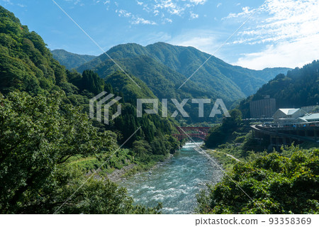 在黑部川上遠眺宇奈月溫泉、富山縣黑部峽谷鐵路新山彥橋和舊山彥橋 在黑部川上遠眺宇奈月溫泉、富山縣黑部峽谷鐵路新山彥橋和舊山彥橋 93358369