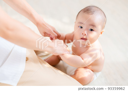 Parent-child interaction Baby who has just finished sitting on his neck Confirmation of sitting on his neck 4 months old 93359962