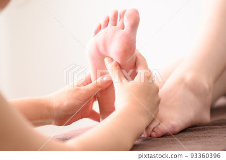 Image of the esthetician and the sole of the esthetic 93360396