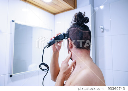 一個自剪頭髮的男人的背影 一個自剪頭髮的男人的背影 93360743