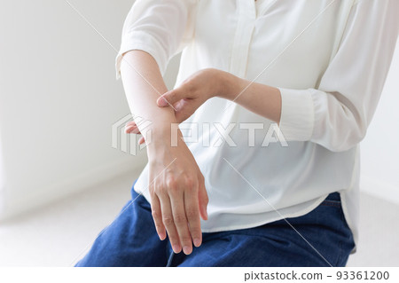 女性手腕 93361200