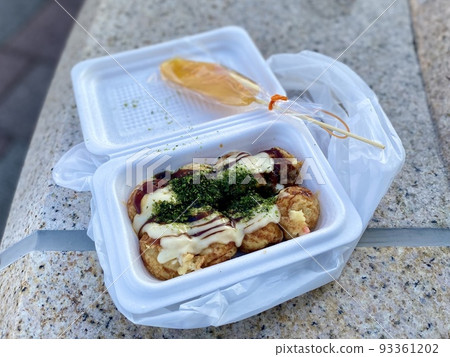 我在夏季節日攤位買的章魚燒和糖果水果 93361202