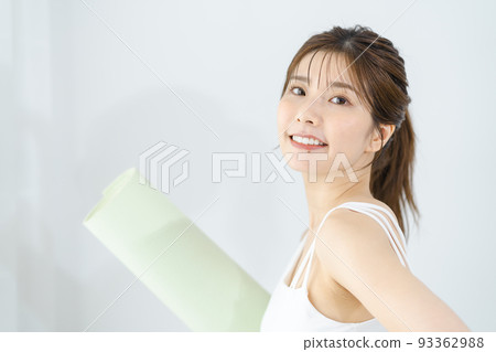 年輕女子（瑜伽，瑜伽墊 93362988