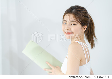 Young woman (yoga, yoga mat 93362991