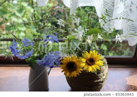 Decorate the bay window with flowers picked in the morning Decorate the bay window with flowers picked in the morning 93363943