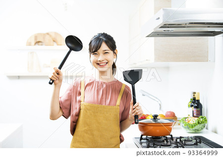 烹飪廚房的年輕女人看著相機微笑 93364999
