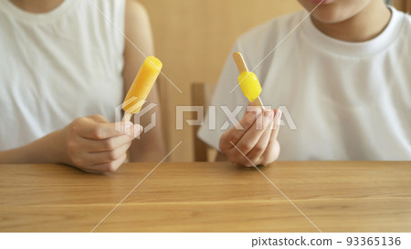 孩子們吃冰棒 93365136