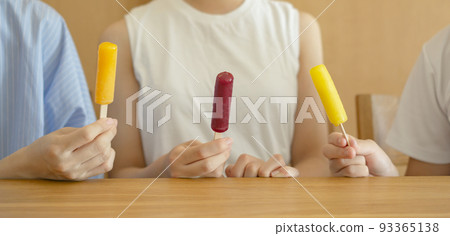 一家人吃冰淇淋 一家人吃冰淇淋 93365138