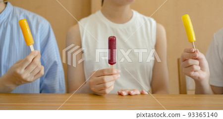 一家人吃冰淇淋 一家人吃冰淇淋 93365140
