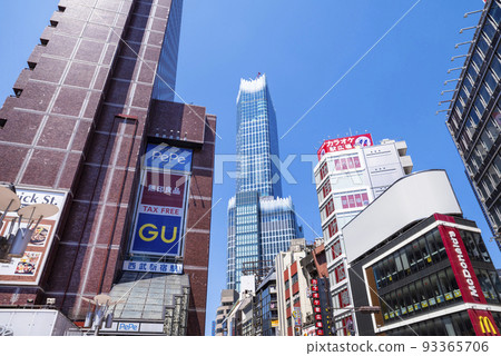 正在建設中的“東急歌舞伎町塔”和西武新宿站大樓（攝於2022年5月） 93365706