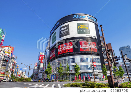 "Alpen TOKYO" opened at the east exit of Shinjuku Station "Shinjuku Yunika Building" and the streets of Yasukuni Street "Alpen TOKYO" opened at the east exit of Shinjuku Station "Shinjuku Yunika Building" and the streets of Yasukuni Street 93365708