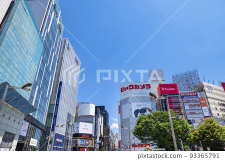 Scenery of the east exit of JR Shinjuku Station/Cityscape of Shinjuku Street (photographed in May 2022) 93365791