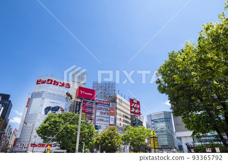 JR新宿站東口、東口站前廣場、消費電子商店大樓景觀（2022年5月拍攝） 93365792