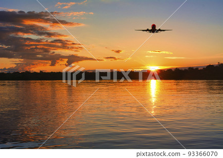 未開發的亞馬遜河的美麗日落風景 93366070