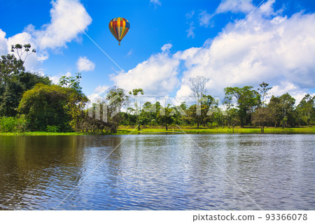 未開發的亞馬遜河的壯麗景色 93366078