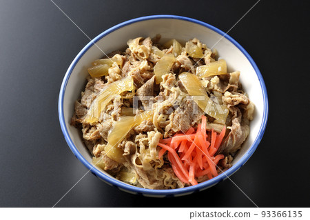 黑色背景中紅薑的簡單牛肉碗的鳥瞰圖 93366135