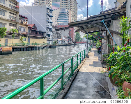 Sean Saep canel with the building, slam opposit in the day of open sky. 93366206