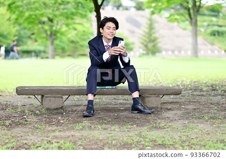 基於長凳的年輕商人 基於長凳的年輕商人 93366702