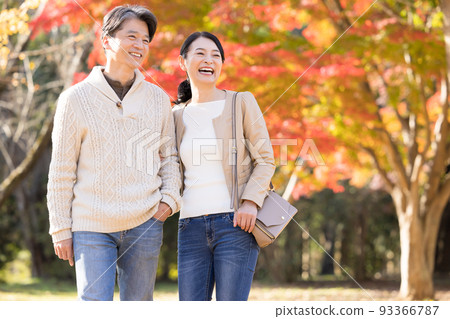 旅遊圖像中夫婦享受秋葉狩獵 旅遊圖像中夫婦享受秋葉狩獵 93366787