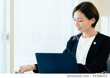 去電腦前的女律師 93366815