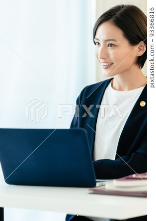 去電腦前的女律師 93366816