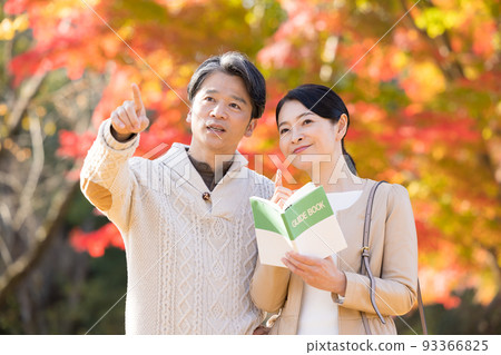 旅遊圖像中夫婦享受秋葉狩獵 93366825