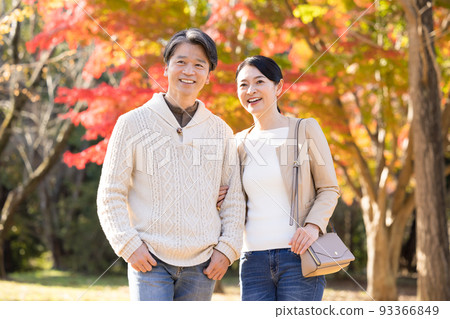 旅遊圖像中夫婦享受秋葉狩獵 93366849