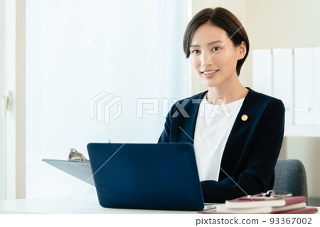 Lawyer woman doing desk work 93367002