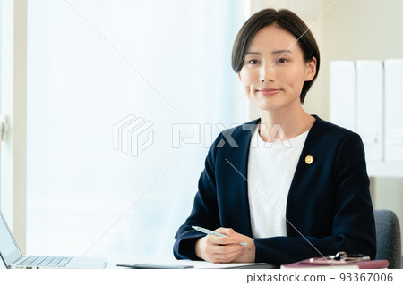 做案頭工作的女律師 93367006
