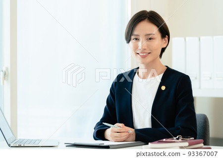 做案頭工作的女律師 93367007