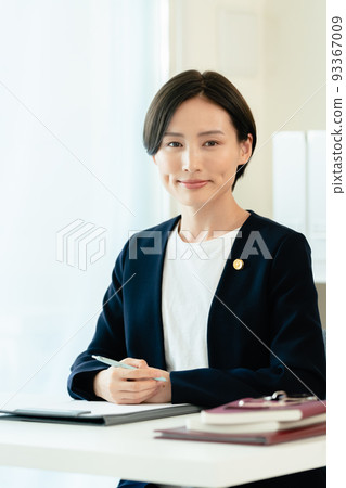 做案頭工作的女律師 93367009
