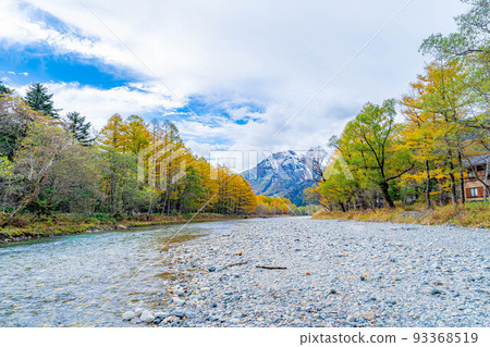 [秋天素材]秋天的上高地和河童橋周圍的風景[長野縣] 93368519