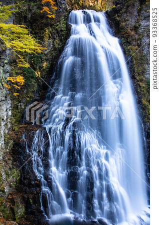 [Nagano Prefecture Bansho Otaki] Beautiful waterfall flowing down the rock surface of black lava "Bansho Otaki" October 93368525