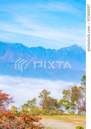 [Autumn material] The sea of clouds at Matsumotodaira and the Northern Alps seen from Alps Park in autumn [Nagano Prefecture] 93368897
