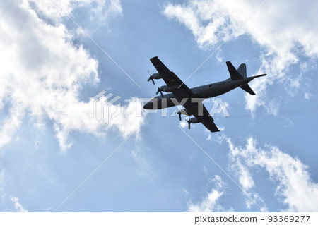 日本自衛隊P-3C巡邏機在天空中飛翔 93369277