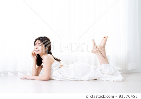 A young woman lying on the floor and relaxing 93370453