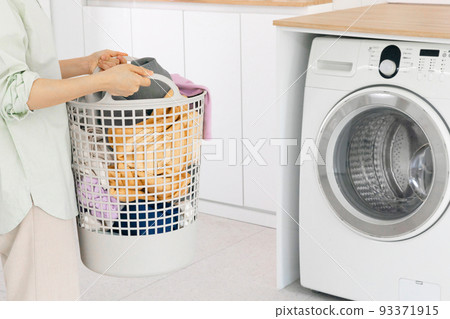 aesthetic laundry concept_Putting laundry into the washing machine 93371915