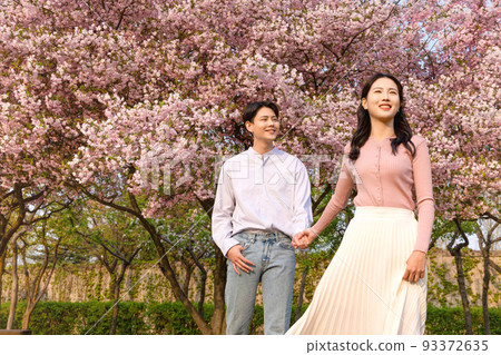 Korean Asian couple enjoying spring date_happy vibe Korean Asian couple enjoying spring date_happy vibe 93372635