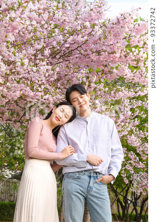Korean Asian couple enjoying spring date_happy vibe Korean Asian couple enjoying spring date_happy vibe 93372742