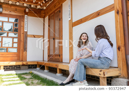 Experience Hanok, Korean traditional house_Korean and Caucasian girls chatting 93372947