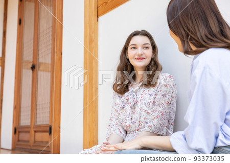 Experience Hanok, Korean traditional house_Korean and Caucasian girls chatting Experience Hanok, Korean traditional house_Korean and Caucasian girls chatting 93373035