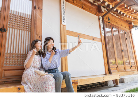 Experience Hanok, Korean traditional house_Korean and Caucasian girls taking a photo 93373116