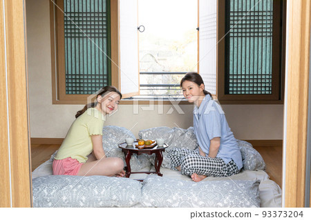 Experience Hanok, Korean traditional house_Korean and Caucasian girls drinking tea Experience Hanok, Korean traditional house_Korean and Caucasian girls drinking tea 93373204