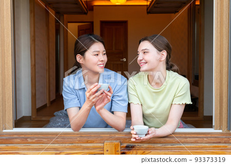 Experience Hanok, Korean traditional house_Korean and Caucasian girls drinking tea Experience Hanok, Korean traditional house_Korean and Caucasian girls drinking tea 93373319