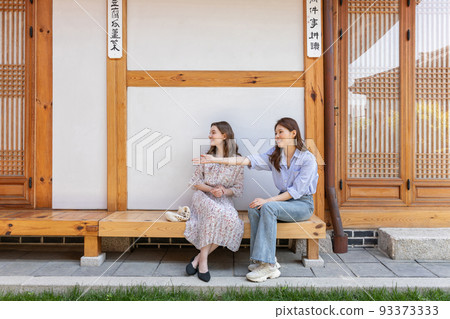 Experience Hanok, Korean traditional house_korean introducing hanok to caucasian girl 93373333