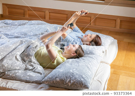 Experience Hanok, Korean traditional house_Korean and Caucasian girls watching smartphone 93373364