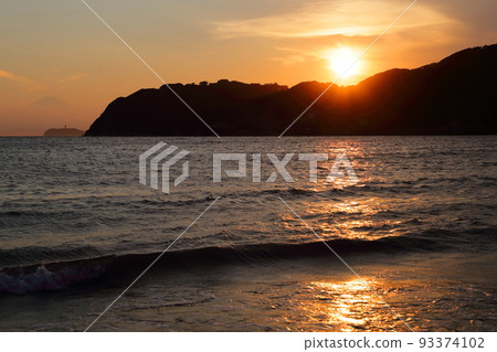 從逗子海岸看夏天黃昏的江之島和富士山 從逗子海岸看夏天黃昏的江之島和富士山 93374102