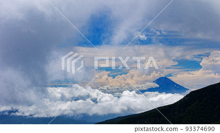 夏季的北八岳，從“牛”山頂眺望富士山 93374690