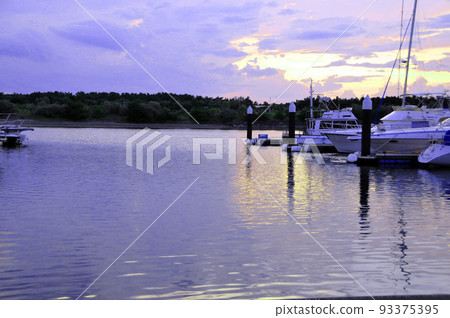 Seaside scenery with the setting sun Seaside scenery with the setting sun 93375395